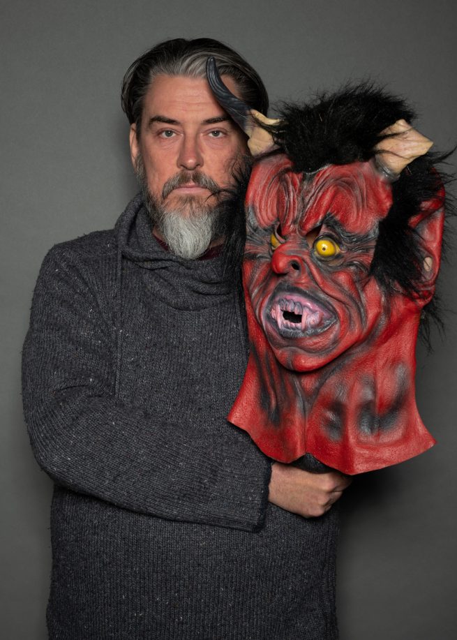 Das fotografische Triptychon von Christina Lag-Schroeckenstein widmet sich dem diesem Spannungsfeld zwischen Geschichte, Tradition und Ausgrenzung. Es fragt nach jenen, teils auf alten Aberglauben fussenden Bräuchen, die dem Fremden ein zumeist fratzenartiges Gesicht geben. Die das Fremde zur Monstrosität verunstalten. Die das Fremd-Sein in ein Vorurteil verwandeln. Wenn böse Geister vertrieben und Höllengestalten verjagt werden sollen, wird das Andersartige als gewalttätige Barbarei zur Schau gestellt. Die Abwehr des Anderen, Gebrandmarkten, unkenntlich Gemachten wird zu einer Grundbedingung für das Identitätsbild einer Volksgruppe.