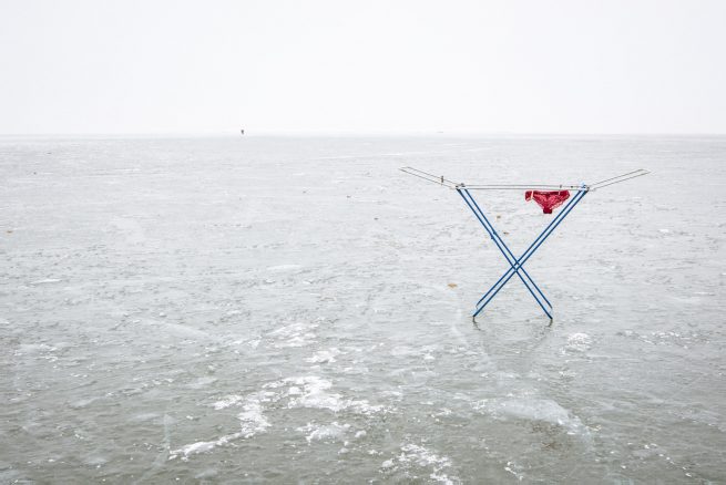 Christina Lag-Schröckensteins fotografische Serie "Ton in ton rot" zeigt gesellschaftliche Transformationsprozesse auf mit einem seltsam ruhigen und beängstigend resignierten Ausdruck, indem es untypische, befremdliche, abgenutzt wirkende Objekte an Orten zyklischer natürlich-landwirtschaftlicher Prozesse zeigt.